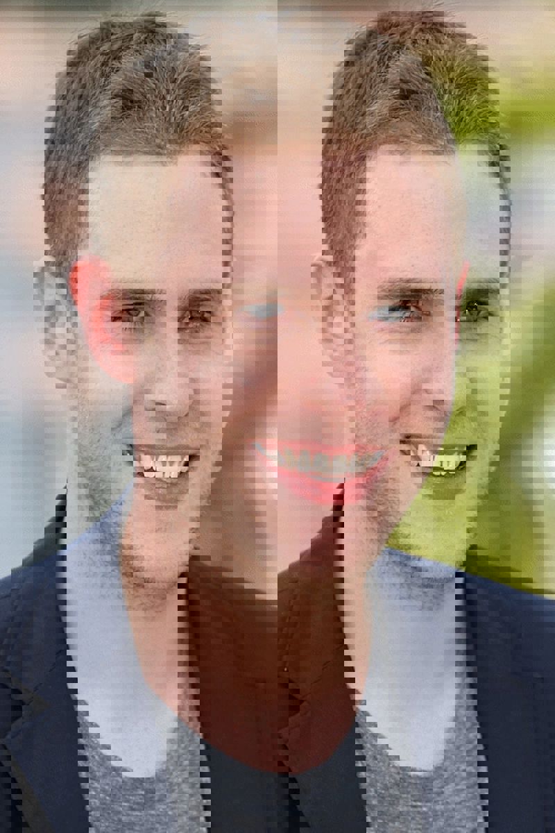 Iain De Caestecker
